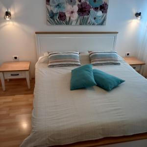 Posteľ alebo postele v izbe v ubytovaní Apartments Irena with sea view