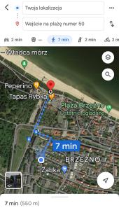 una pantalla de teléfono móvil con un mapa de una calle en Cichy Apartament Gdańsk, en Gdansk