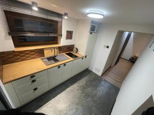 Kuchyň nebo kuchyňský kout v ubytování Cichy Apartament Gdańsk