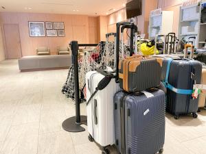 Un tas de valises sont rangées dans un magasin dans l'établissement Smile Hotel Premium Sapporo Susukino, à Sapporo
