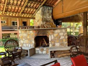 un patio al aire libre con chimenea de piedra en Bama House hn, en Valle de Ángeles