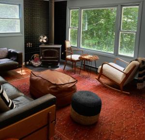 uma sala de estar com sofás e cadeiras e uma lareira em The perfect getaway cabin em Washington