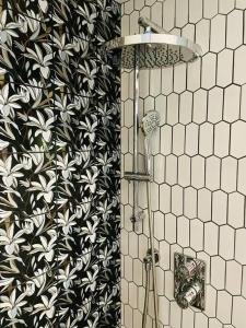 um chuveiro na casa de banho com uma parede de azulejos em preto e branco em The perfect getaway cabin em Washington
