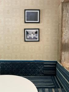 Zimmer mit einem Tisch und einem Bild an der Wand in der Unterkunft The perfect getaway cabin in Washington