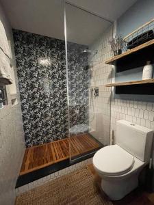 Bathroom sa The perfect getaway cabin