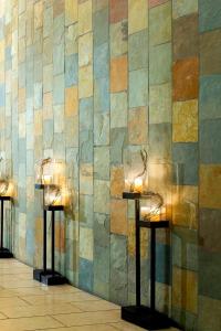 ściana z dwoma światłami w pokoju w obiekcie The Westin Arlington w mieście Arlington