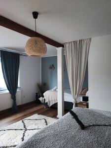 Ein Bett oder Betten in einem Zimmer der Unterkunft Elias im Landhausstil