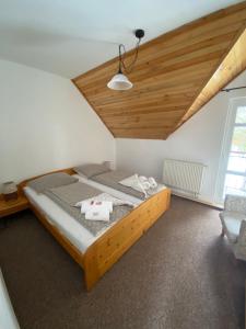 1 dormitorio con 1 cama con marco de madera en Chalupa Tomas Jezersko, en Jezersko