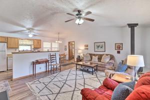Χώρος καθιστικού στο Walk to White River Home with Deck in Flippin!