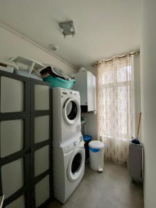 ブローニュ・シュル・メールにあるAPPARTEMENT KENNEDYの洗濯機と洗濯機付きのランドリールーム