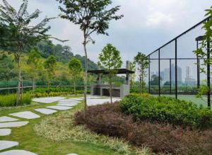 un parc avec un banc et une clôture dans l'établissement Liberty Arc Studio 舒适和10分钟到 KL, à Batu Empat