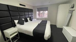 En eller flere senge i et værelse på Hosted By Ryan - 1 Bedroom Apartment