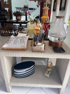 歐納波利斯的住宿－Pousada Macdonald，一张桌子,上面有板子和花瓶
