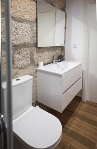 uma casa de banho com um WC branco e um lavatório. em Retiros do Vale em Vila Real
