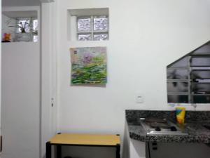 een keuken met een aanrecht, een wastafel en een raam bij ANNANDA in Florianópolis