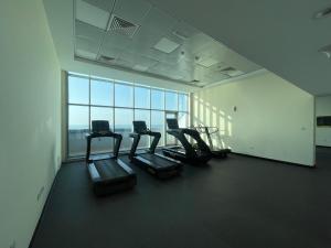 Fitness centrum a/nebo fitness zařízení v ubytování Beachfront paradise just minutes from Dubai