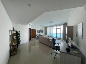 een woonkamer met een bank en een tafel bij Beachfront paradise just minutes from Dubai in Ajman 