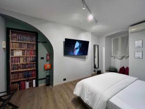 a bedroom with a bed and a tv on the wall at Giano Host - Capro in Genova