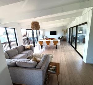 ein Wohnzimmer mit einem Sofa und einem Tisch in der Unterkunft Pohara's Seaside Accommodation in Pohara