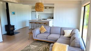 un soggiorno con divano e una cucina di Pohara's Seaside Accommodation a Pohara
