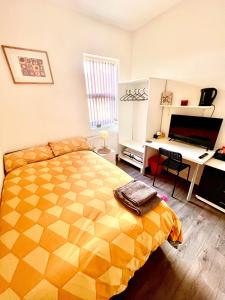 TV a/nebo společenská místnost v ubytování Deluxe En-suite room in CV1 + 29 fotografií