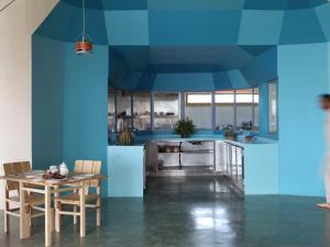 une cuisine avec une table et un plafond bleu dans l'établissement Hotel Dar Hi, à Nefta