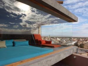 Nefta的住宿－達爾日酒店，阳台配有沙发,享有城市景观。
