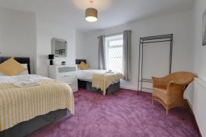 um quarto com 2 camas e um espelho em Cozy 2-bedroom house in Sheffield em Tankersley