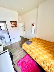 Postel nebo postele na pokoji v ubytování Deluxe En-suite room in CV1