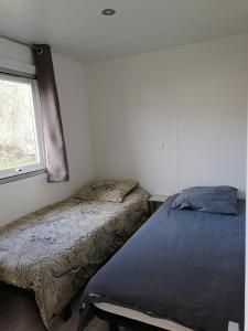 - une chambre avec 2 lits et une fenêtre dans l'établissement trigano sublima, à Litteau
