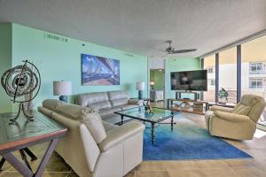 ein großes Wohnzimmer mit Sofas und einem TV in der Unterkunft Gulf View Destin Condo with Resort Pool and Spa! in Destin