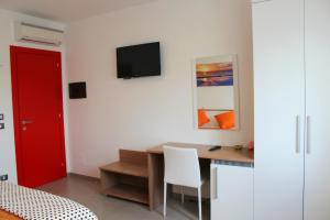 a room with a desk and a red door at Navicri B&B in Vieste