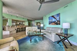 uma sala de estar com um sofá e uma mesa em Gulf View Destin Condo with Resort Pool and Spa! em Destin