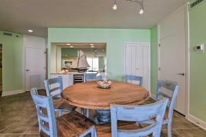 Fotografie z fotogalerie ubytování Gulf View Destin Condo with Resort Pool and Spa! v destinaci Destin