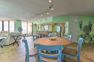 Posezení v ubytování Gulf View Destin Condo with Resort Pool and Spa!