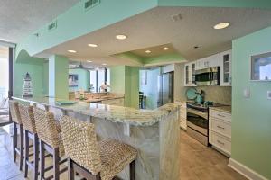Kuchyň nebo kuchyňský kout v ubytování Gulf View Destin Condo with Resort Pool and Spa!