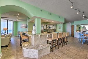 Posezení v ubytování Gulf View Destin Condo with Resort Pool and Spa!