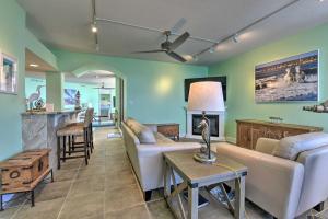Posezení v ubytování Gulf View Destin Condo with Resort Pool and Spa!