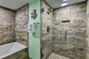 Koupelna v ubytování Gulf View Destin Condo with Resort Pool and Spa!