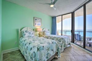 Gulf View Destin Condo with Resort Pool and Spa! في ديستين: غرفة نوم بسريرين وإطلالة على المحيط