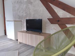 Televízia a/alebo spoločenská miestnosť v ubytovaní T3 neuf 55m2 4 personnes avec jardin au calme, ménage inclus, local vélo