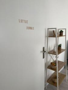 Łóżko lub łóżka piętrowe w pokoju w obiekcie Little Jungle - T2 avec parking