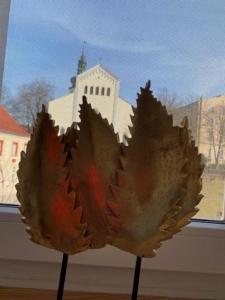uma escultura de uma folha em frente a uma janela em BELLA BLU em Opole