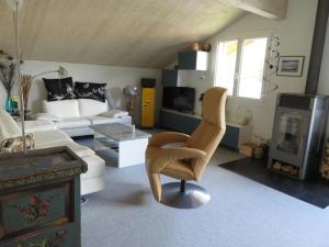 een woonkamer met een bank en een stoel bij Haus Melissa in Wildhaus