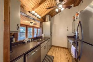 een keuken met een wastafel en een koelkast bij OT 250NH No Hurry in Canyon Lake