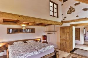 una camera con letto e soffitto in legno di Penthouse Adula a Castro