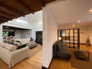 Villa Isabel في سان بارتولومي: غرفة معيشة مع كنب وطاولة