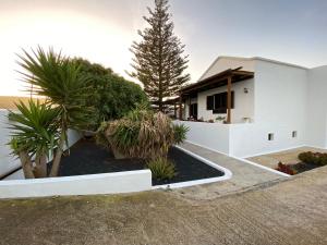 Villa Isabel في سان بارتولومي: بيت ابيض امامه اشجار ونباتات