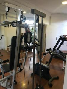 un gimnasio con varias máquinas de correr en una habitación en Departamento Minimalista Cordoba en Córdoba