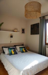 een slaapkamer met een groot bed met twee kussens bij PIANA112 apartment in Cannobio